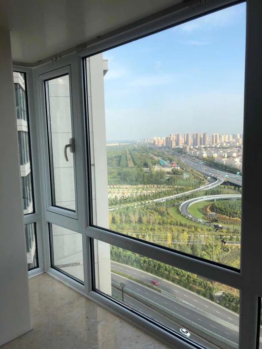 業(yè)主反映剛換完又新又貴的隔熱斷橋鋁門窗，窗臺(tái)反倒漏水？